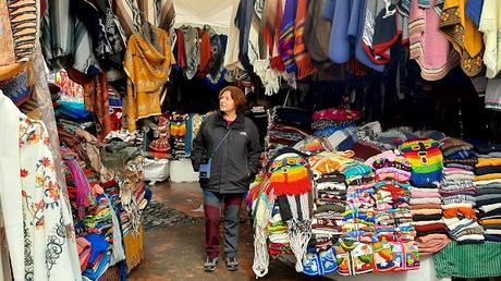 ECUADOR : EL MERCADO DE OTAVALO Y LA LAGUNA CUICOCHA ECUADOR : EL MERCADO DE OTAVALO Y LA LAGUNA CUICOCHA