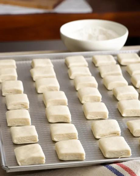 colocar bizcochos sobre una fuente