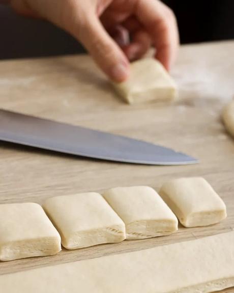 cortar bizcochos en cuadrados