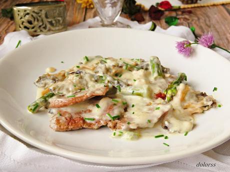 Solomillo de pobre (full de llata) de ternera con salsa cremosa de espárragos y setas Solomillo de pobre (full de llata) de ternera con salsa cremosa de espárragos y setas