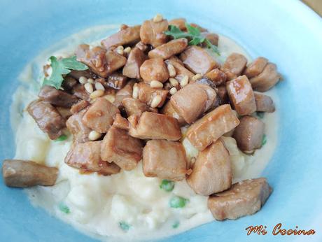 ENSALADILLA RUSA CON ATÚN EN SALSA DE OSTRAS Y SOJA CON PIÑONES. ENSALADILLA RUSA CON ATÚN EN SALSA DE OSTRAS Y SOJA CON PIÑONES.
