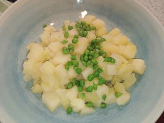 ENSALADILLA RUSA CON ATÚN EN SALSA DE OSTRAS Y SOJA CON PIÑONES.