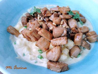 ENSALADILLA RUSA CON ATÚN EN SALSA DE OSTRAS Y SOJA CON PIÑONES.