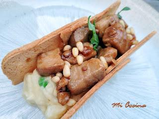 ENSALADILLA RUSA CON ATÚN EN SALSA DE OSTRAS Y SOJA CON PIÑONES. ENSALADILLA RUSA CON ATÚN EN SALSA DE OSTRAS Y SOJA CON PIÑONES.