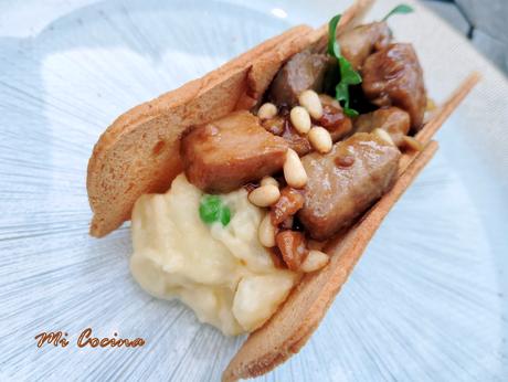 ENSALADILLA RUSA CON ATÚN EN SALSA DE OSTRAS Y SOJA CON PIÑONES.