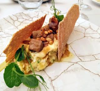 ENSALADILLA RUSA CON ATÚN EN SALSA DE OSTRAS Y SOJA CON PIÑONES.