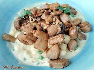 ENSALADILLA RUSA CON ATÚN EN SALSA DE OSTRAS Y SOJA CON PIÑONES.