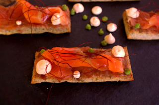 Tostada de pan de algas wakame con salmón ahumado Tostada de pan de algas wakame con salmón ahumado