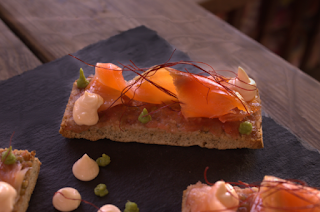 Tostada de pan de algas wakame con salmón ahumado