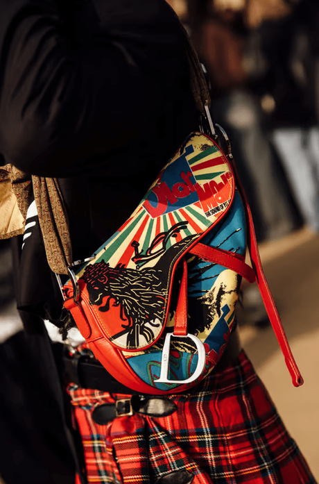 Bolsos de Lujo Renuevan su Imagen en el Streetstyle