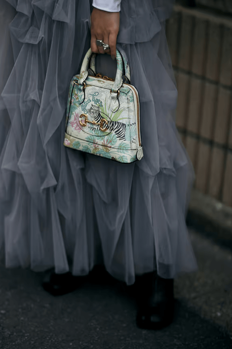 Bolsos de Lujo Renuevan su Imagen en el Streetstyle
