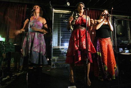 Edmée García, Leika Mochán, Iraida Noriega - Frágil (2015)