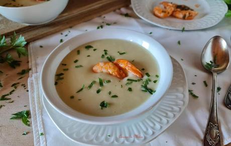 Crema fría de patata con langostinos