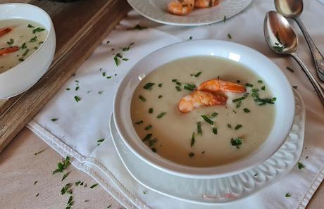 Crema fría de patata con langostinos