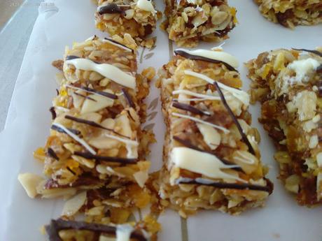 BARRITAS DE CEREALES , FRUTOS SECOS, DÁTILES Y OREJONES DE ALBARICOQUE