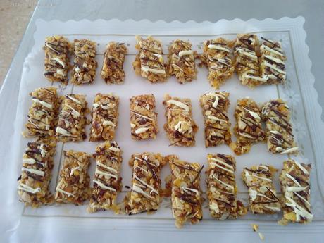 BARRITAS DE CEREALES , FRUTOS SECOS, DÁTILES Y OREJONES DE ALBARICOQUE