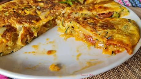 Tortilla de patatas con calabacín y chorizo