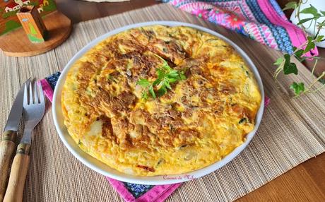 Tortilla de patatas con calabacín y chorizo