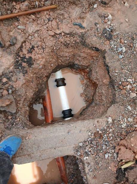 Repara Interapas fuga de agua que representaba riesgo eléctrico en la Delegación de Villa de Pozos