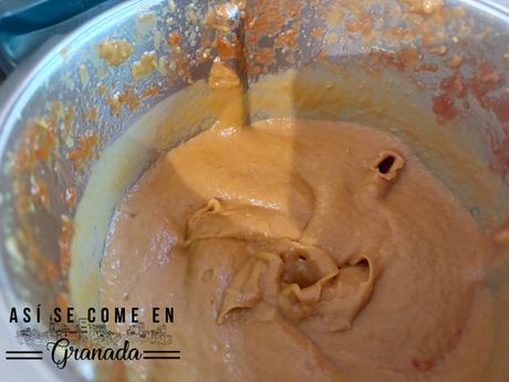 Salmorejo sin gluten con aguacate