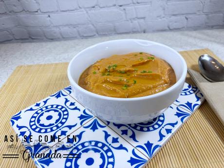 Salmorejo sin gluten con aguacate
