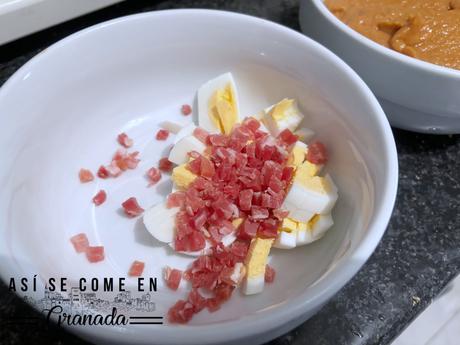 Salmorejo sin gluten con aguacate