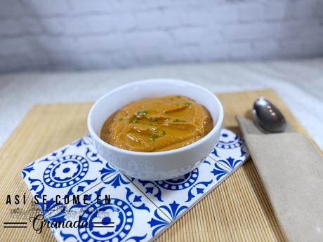Salmorejo sin gluten con aguacate
