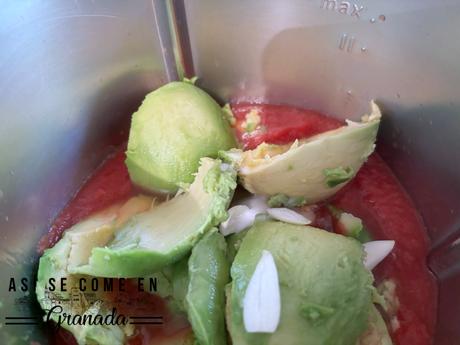Salmorejo sin gluten con aguacate