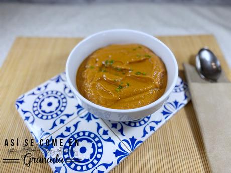 Salmorejo sin gluten con aguacate