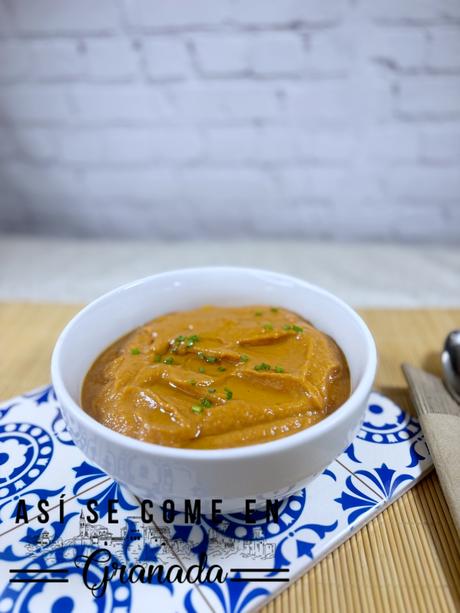 Salmorejo sin gluten con aguacate