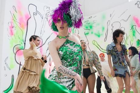 La Moda Queer desde Stonewall hasta las Pasarelas Internacionales