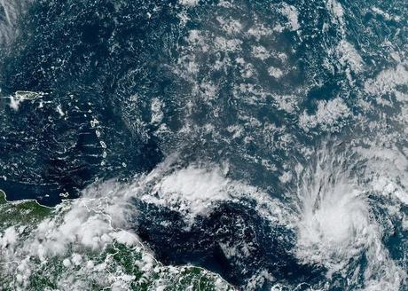 La tormenta tropical Beryl puede formarse en el Atlántico y convertirse en huracán Un área de tormentas eléctricas que se mueven hacia el oeste en el Océano Atlántico, capturada en una imagen compuesta del satélite GOES-East de la NOAA hacia las Islas de Barlovento, se convirtió en la Depresión Tropical Dos el viernes, dijo el Centro Nacional de Huracanes.
