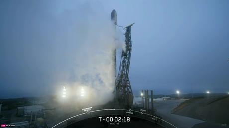 SpaceX lanza un cohete Falcon 9 desde la Base de la Fuerza Espacial Vandenberg en el sur de California, con una carga útil para la Oficina Nacional de Reconocimiento, la agencia gubernamental responsable de la construcción de satélites espías estadounidenses, el 28 de junio de 2024. (SpaceX)