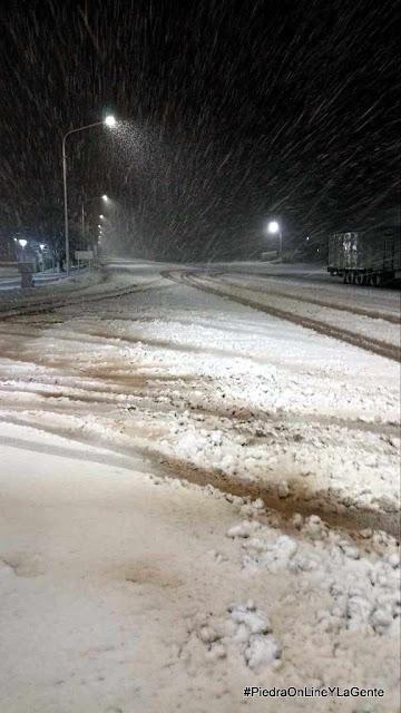 Amaneció nevando en Piedra del Águila y en el Día de la Bandera