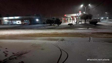 Amaneció nevando en Piedra del Águila y en el Día de la Bandera