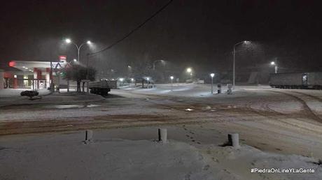 Amaneció nevando en Piedra del Águila y en el Día de la Bandera