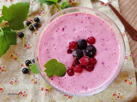 Batido o smoothie de grosellas  y plátano