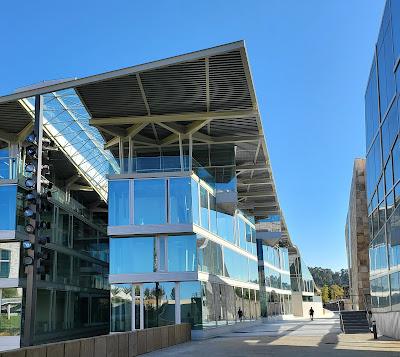 Blanqueando el fascismo… Y Assange, un hombre libre, un mundo más opaco.