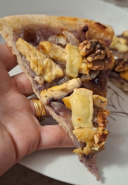 Pizza con base de mermelada de arándanos, pechuga de pollo y queso brie Pizza con base de mermelada de arándanos, pechuga de pollo y queso brie