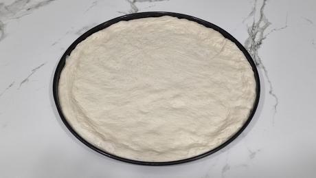 Pizza con base de mermelada de arándanos, pechuga de pollo y queso brie Pizza con base de mermelada de arándanos, pechuga de pollo y queso brie