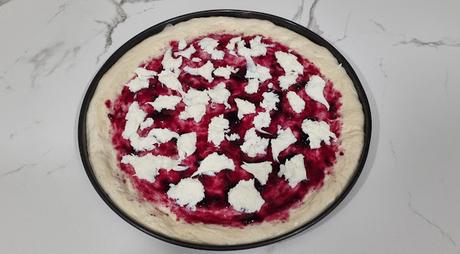 Pizza con base de mermelada de arándanos, pechuga de pollo y queso brie Pizza con base de mermelada de arándanos, pechuga de pollo y queso brie