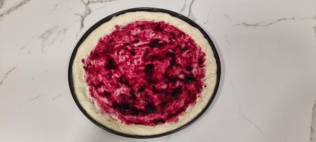 Pizza con base de mermelada de arándanos, pechuga de pollo y queso brie Pizza con base de mermelada de arándanos, pechuga de pollo y queso brie