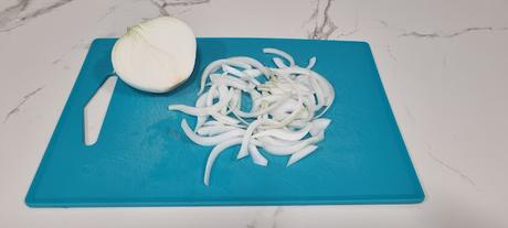 Pizza con base de mermelada de arándanos, pechuga de pollo y queso brie Pizza con base de mermelada de arándanos, pechuga de pollo y queso brie