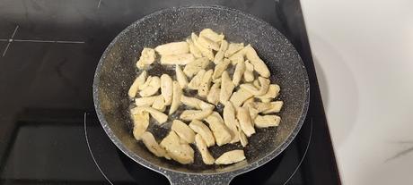 Pizza con base de mermelada de arándanos, pechuga de pollo y queso brie Pizza con base de mermelada de arándanos, pechuga de pollo y queso brie