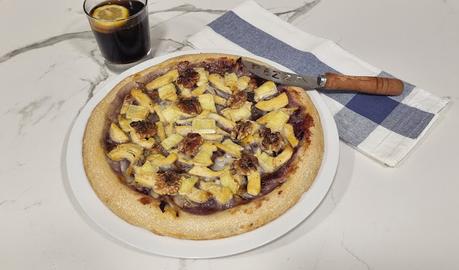 Pizza con base de mermelada de arándanos, pechuga de pollo y queso brie Pizza con base de mermelada de arándanos, pechuga de pollo y queso brie