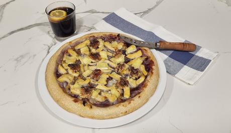 Pizza con base de mermelada de arándanos, pechuga de pollo y queso brie Pizza con base de mermelada de arándanos, pechuga de pollo y queso brie