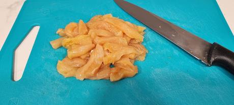 Pizza con base de mermelada de arándanos, pechuga de pollo y queso brie Pizza con base de mermelada de arándanos, pechuga de pollo y queso brie