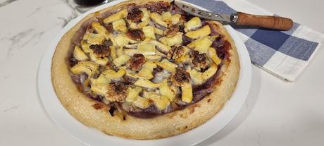 Pizza con base de mermelada de arándanos, pechuga de pollo y queso brie Pizza con base de mermelada de arándanos, pechuga de pollo y queso brie