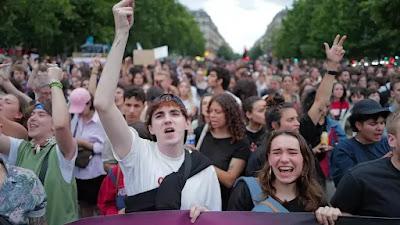 Miles de antifascistas se manifiestan en la Plaza de la República de París tras la victoria de Le Pen.