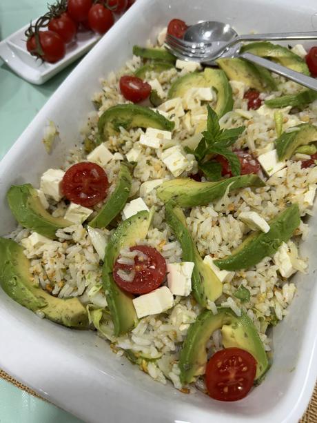 ENSALADA DE ARROZ DE VERANO CON HIERBAS Y FRUTOS SECOS